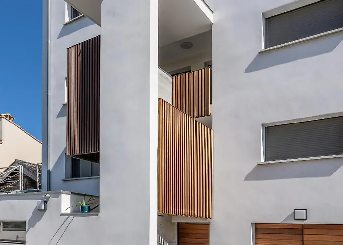 South-of-france Magnifique T5 Avec Clim, Terrasse 30 M2 Vue Sur Et Barbecue, Parking, 40m De La *